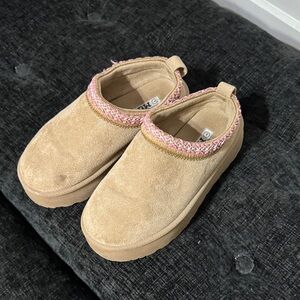 Mudd Tan Kids Slippers with Pink Accents